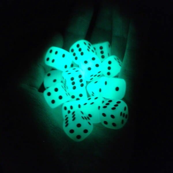 Dadu Glow In The Dark Dice Die Resin 14mm x 14mm x 14mm